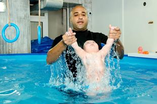 تدريب السباحة للاطفال