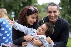 بالصور باسم يوسف يحتفل هو وزجته بعيد ميلاد ابنته الوحيدة نادية