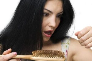 عدد من الوصفات الطبيعية الهامة للقضاء على مشكلة تساقط الشعر والحصول على شعر قوى لامع
