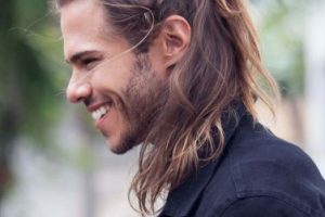 أفضل الطرق والخلطات الطبيعية لتطويل شعر الرجال