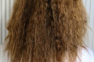 وصفات وخلطات سهلة وسريعة لتنعيم الشعر الجاف