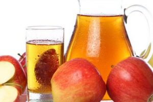 أبسط طريقة لعمل عصير التفاح الغنى بالفيتامينات و يستخدم فى الوقاية من السرطان